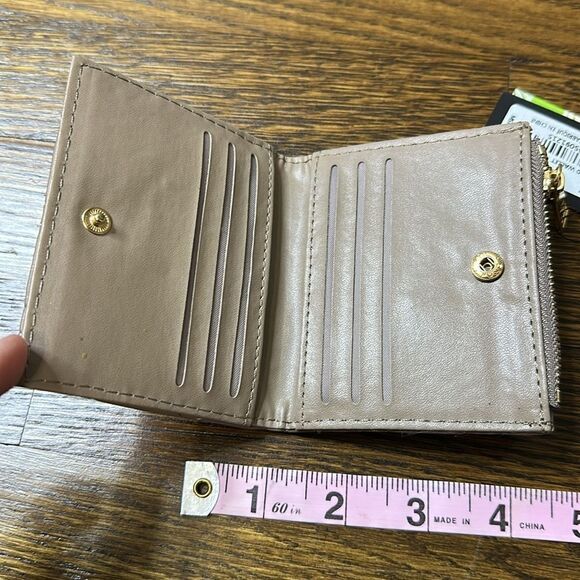 NWT Badgley Mishka Short Card Wallet in Taupe - Picture 8 of 10